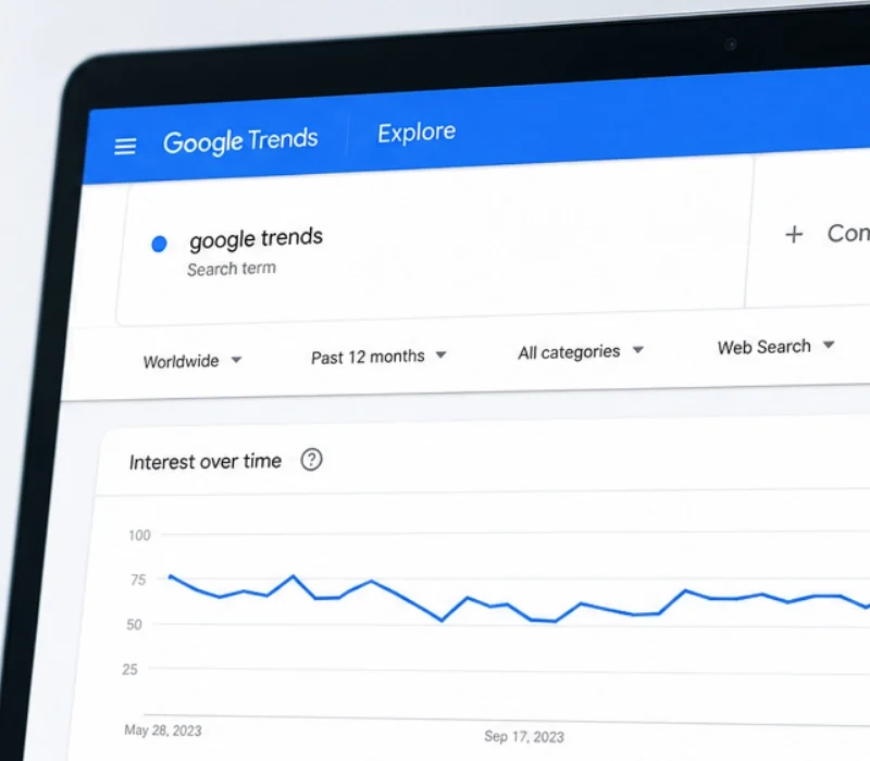 Google Trends Arayüzünün Açık Olduğu Dizüstü Bilgisayar Ekranında Arama Trendleri, Bölgesel Ilgi Haritası Ve Yükselen Sorgu Grafikleri Yer Alıyor. Dijital Pazarlama Ve Seo Analizlerini Temsil Eden Modern Veri Odaklı Çalışma Sahnesi.