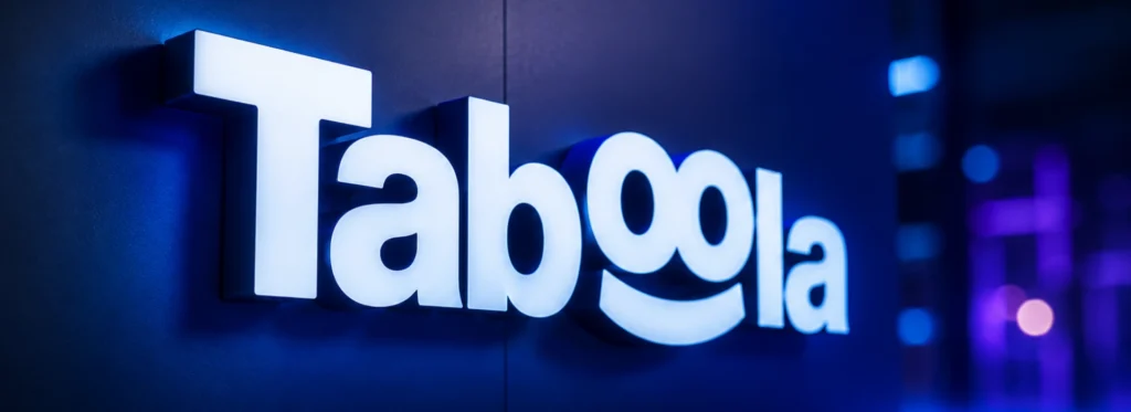 Neon Mavi Ve Mor Işıklarla Aydınlatılmış Karanlık Modern Bir Ortamda, Duvara Yerleştirilmiş Parlak Beyaz Taboola Reklam Logosunun Yakın Plan 3D Görünümü